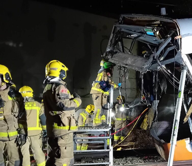 İSPANYA’nın Barselona kenti yakınlarında bir banliyö treninin raylara çöken istinat