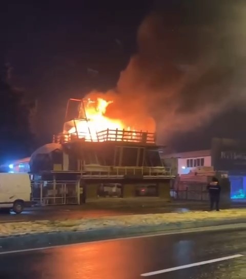İstanbul Avcılar’da bir ahşap atölyesinde çıkan yangın, itfaiye ekiplerinin müdahalesiyle
