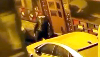 İstanbul Avcılar’da bir erkek, sokak ortasında tartıştığı kadını tekme ve