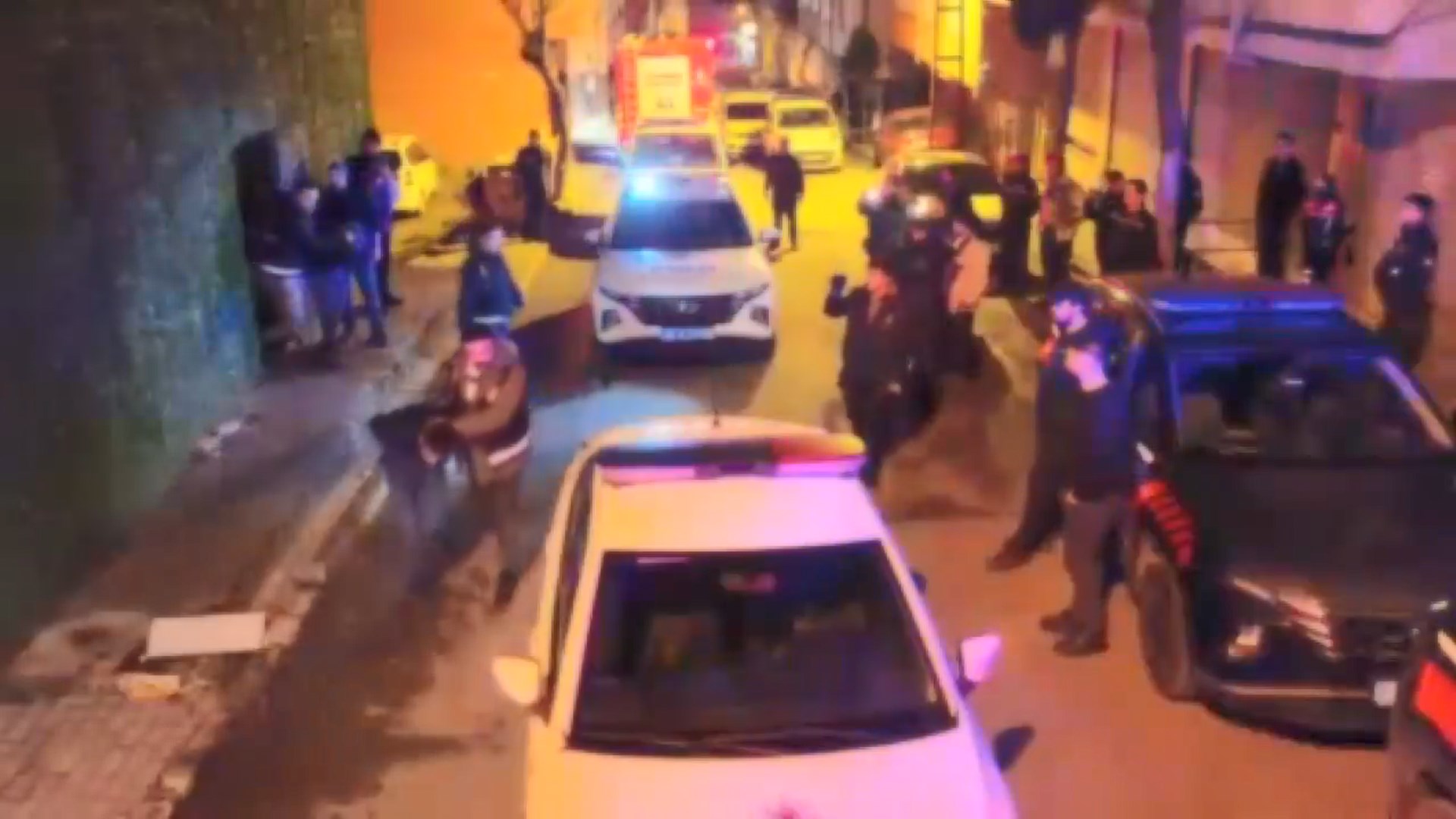 İSTANBUL’un Avcılar ilçesinde uyuşturucu satıcılarına yönelik düzenlenen operasyonda, polise yakalanmamak