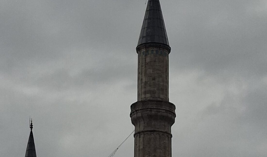 İstanbul genelinde etkisini sürdüren kuvvetli rüzgar, tarihi yapılarda hasara yol