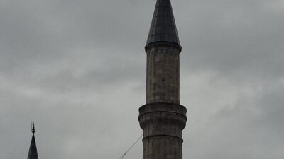 İstanbul genelinde etkisini sürdüren kuvvetli rüzgar, tarihi yapılarda hasara yol