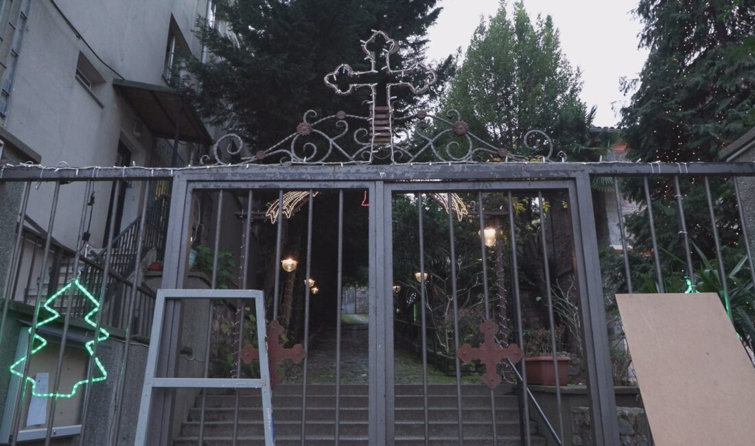 İstanbul Yeniköy’de bulunan Panayia Rum Ortodoks Kilisesi’nin girişindeki duyuru panosuna