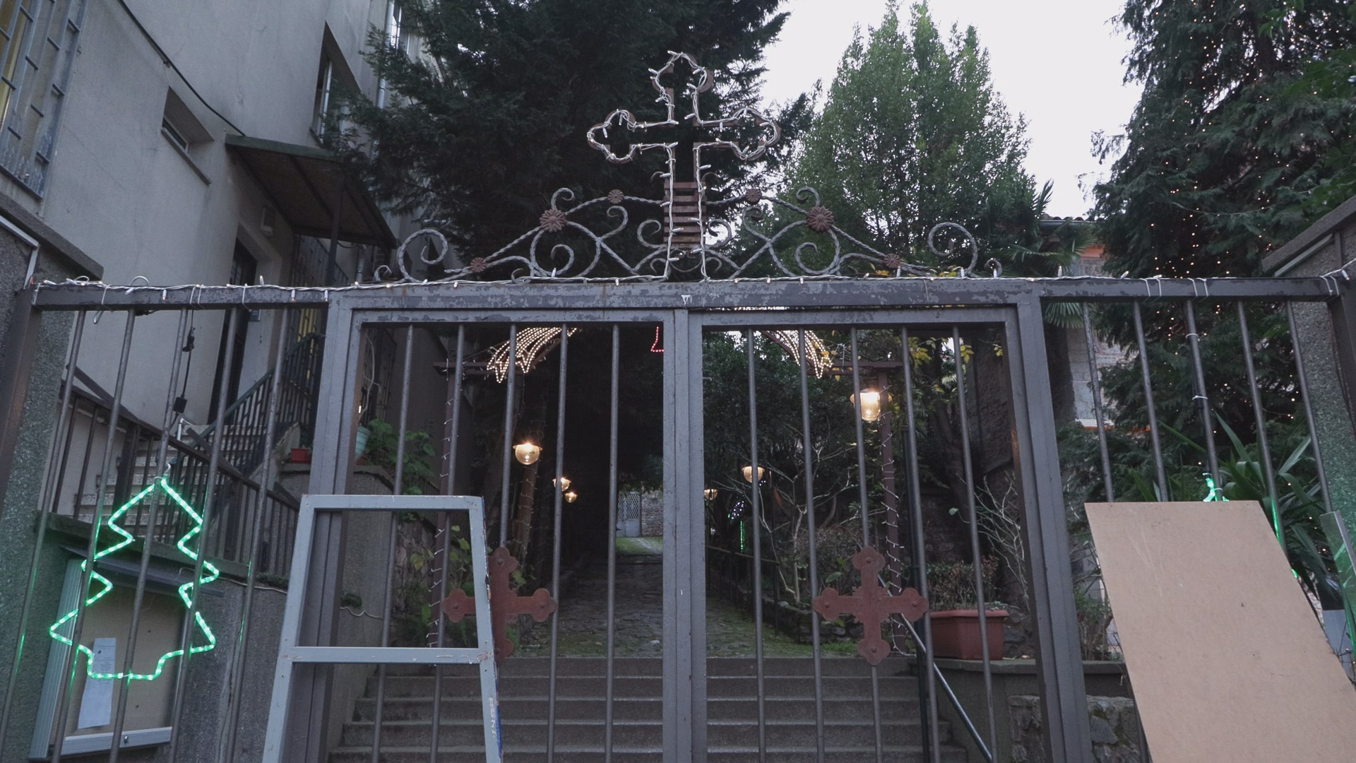 İstanbul Yeniköy’de bulunan Panayia Rum Ortodoks Kilisesi’nin girişindeki duyuru panosuna