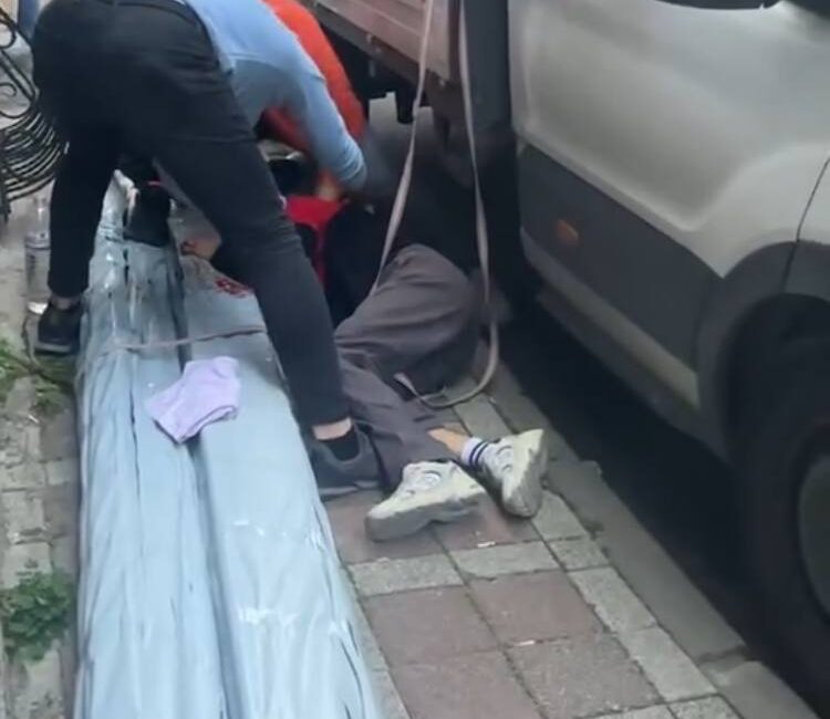 İSTANBUL – Bayrampaşa’da kamyonet kasasına yükleme yaptığı sırada dengesini kaybederek