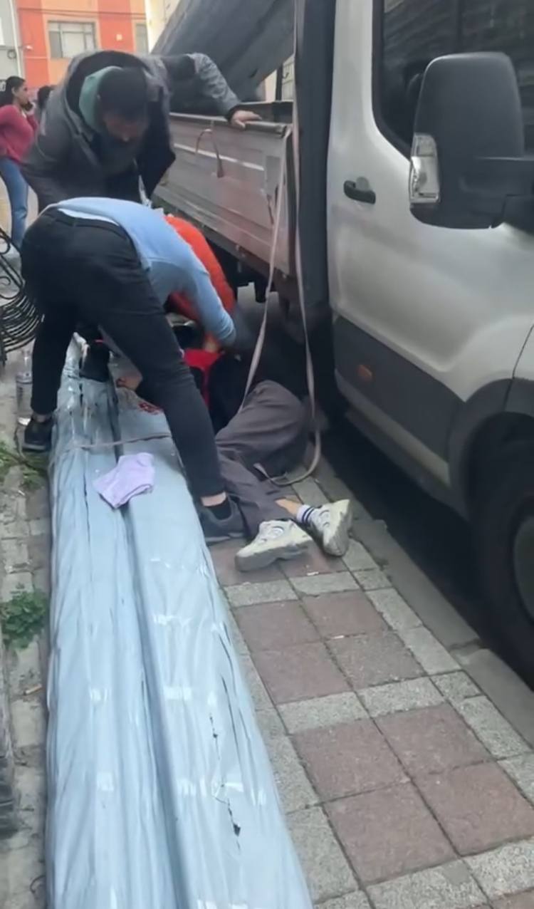 İSTANBUL – Bayrampaşa’da kamyonet kasasına yükleme yaptığı sırada dengesini kaybederek