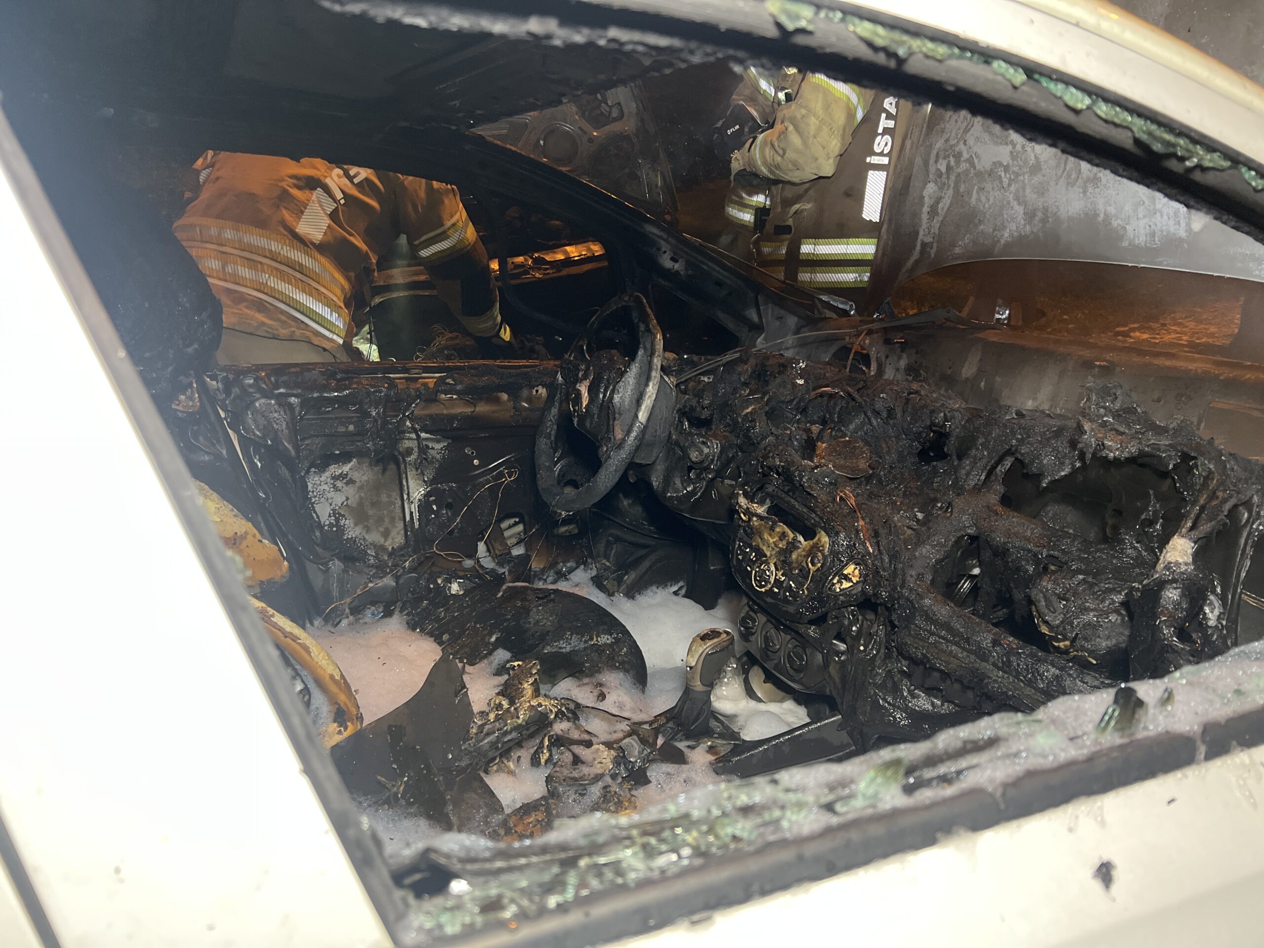 Beşiktaş’ta gece saatlerinde park halindeki bir otomobilde başlayan yangın, kısa