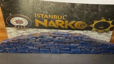 İstanbul Beylikdüzü’nde polisin gerçekleştirdiği operasyonda durdurulan bir araçta 88 kilogram