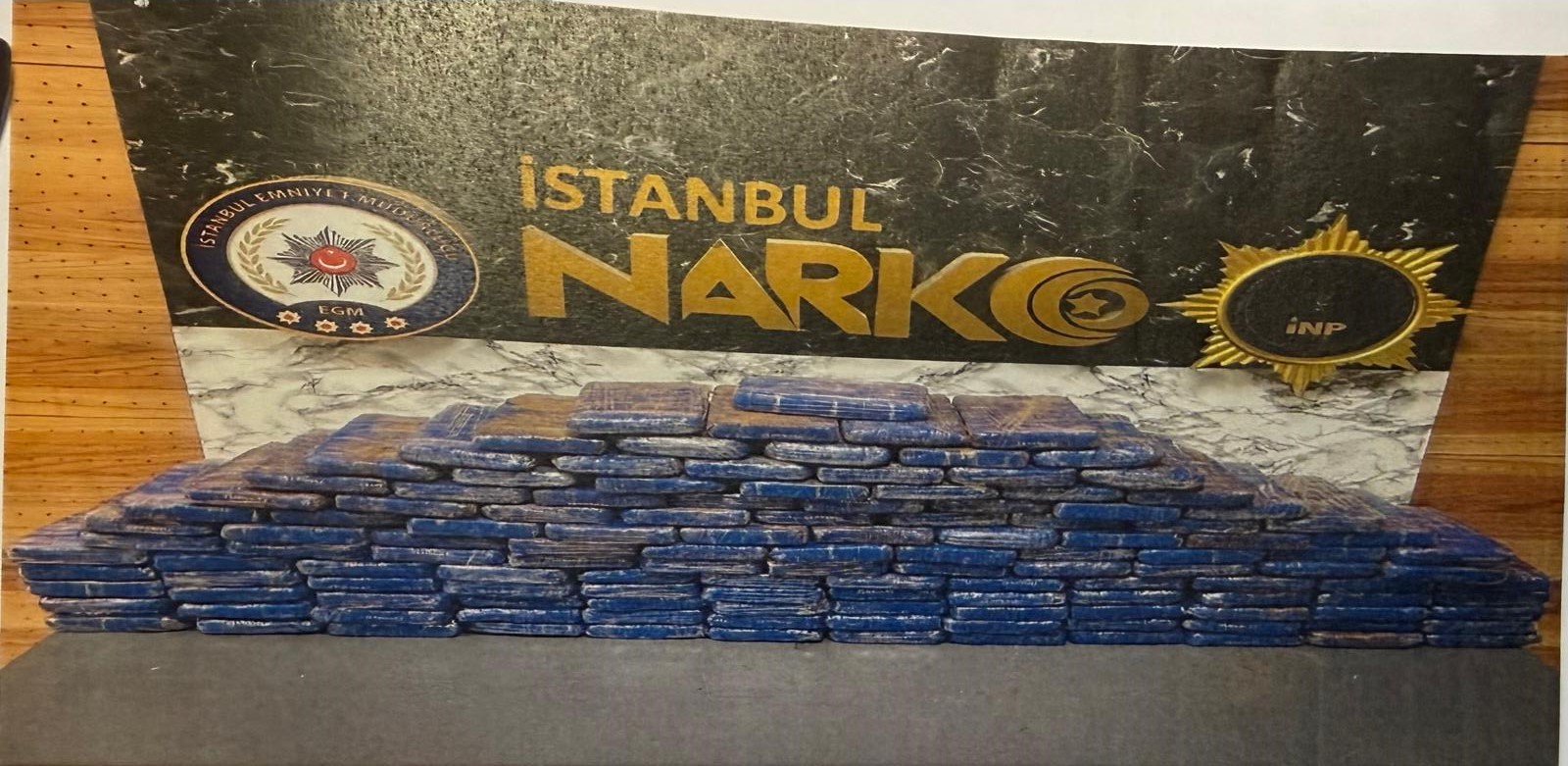 İstanbul Beylikdüzü’nde polisin gerçekleştirdiği operasyonda durdurulan bir araçta 88 kilogram