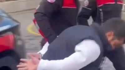 İSTANBUL’un Beyoğlu ilçesinde denetim yapan polis ekiplerinden kaçmaya çalışan şüpheli,