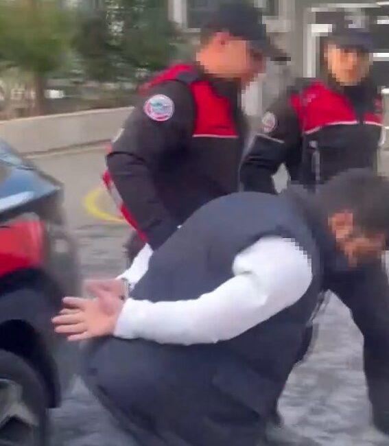 İSTANBUL’un Beyoğlu ilçesinde denetim yapan polis ekiplerinden kaçmaya çalışan şüpheli,