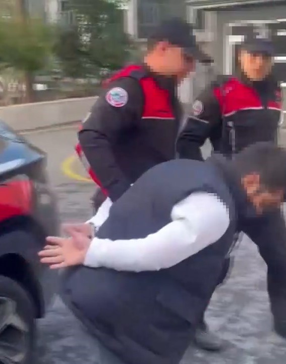 İSTANBUL’un Beyoğlu ilçesinde denetim yapan polis ekiplerinden kaçmaya çalışan şüpheli,