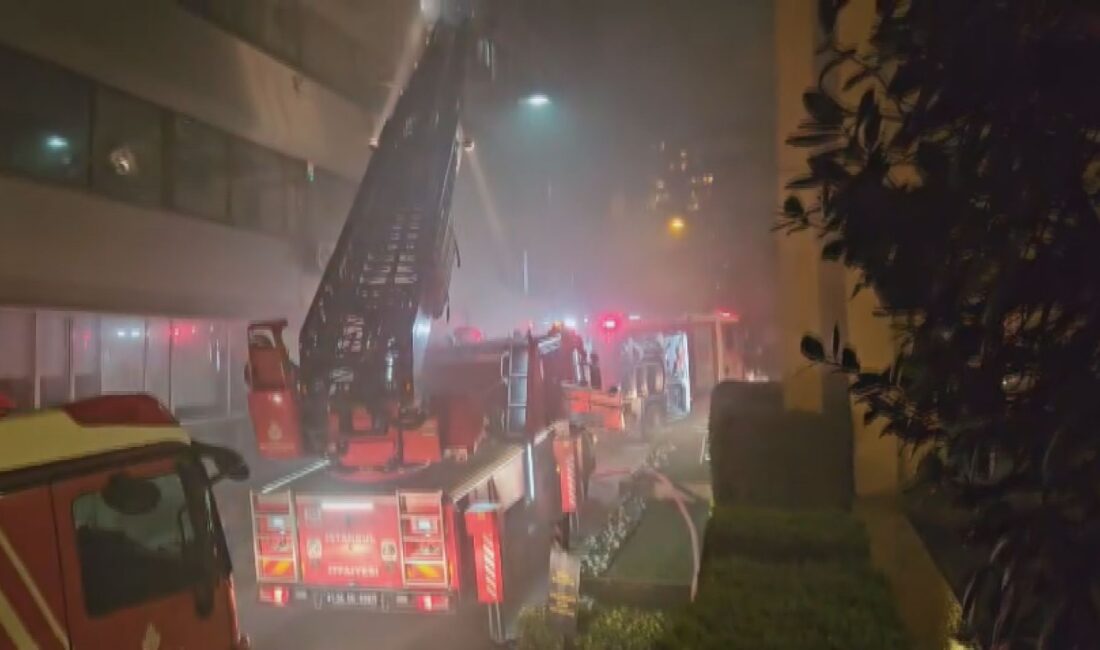 İstanbul Beyoğlu’nda 3 katlı bir otelde çıkan yangın panik yarattı.