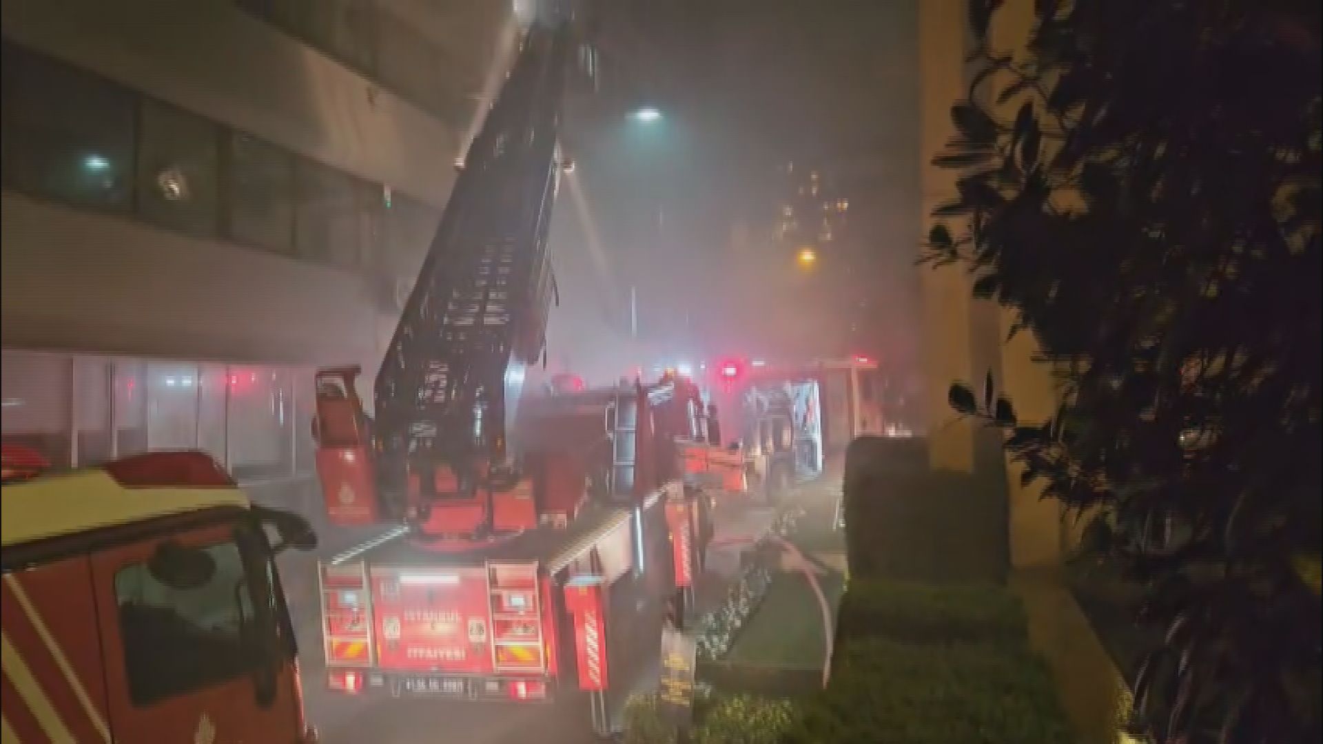 İstanbul Beyoğlu’nda 3 katlı bir otelde çıkan yangın panik yarattı.
