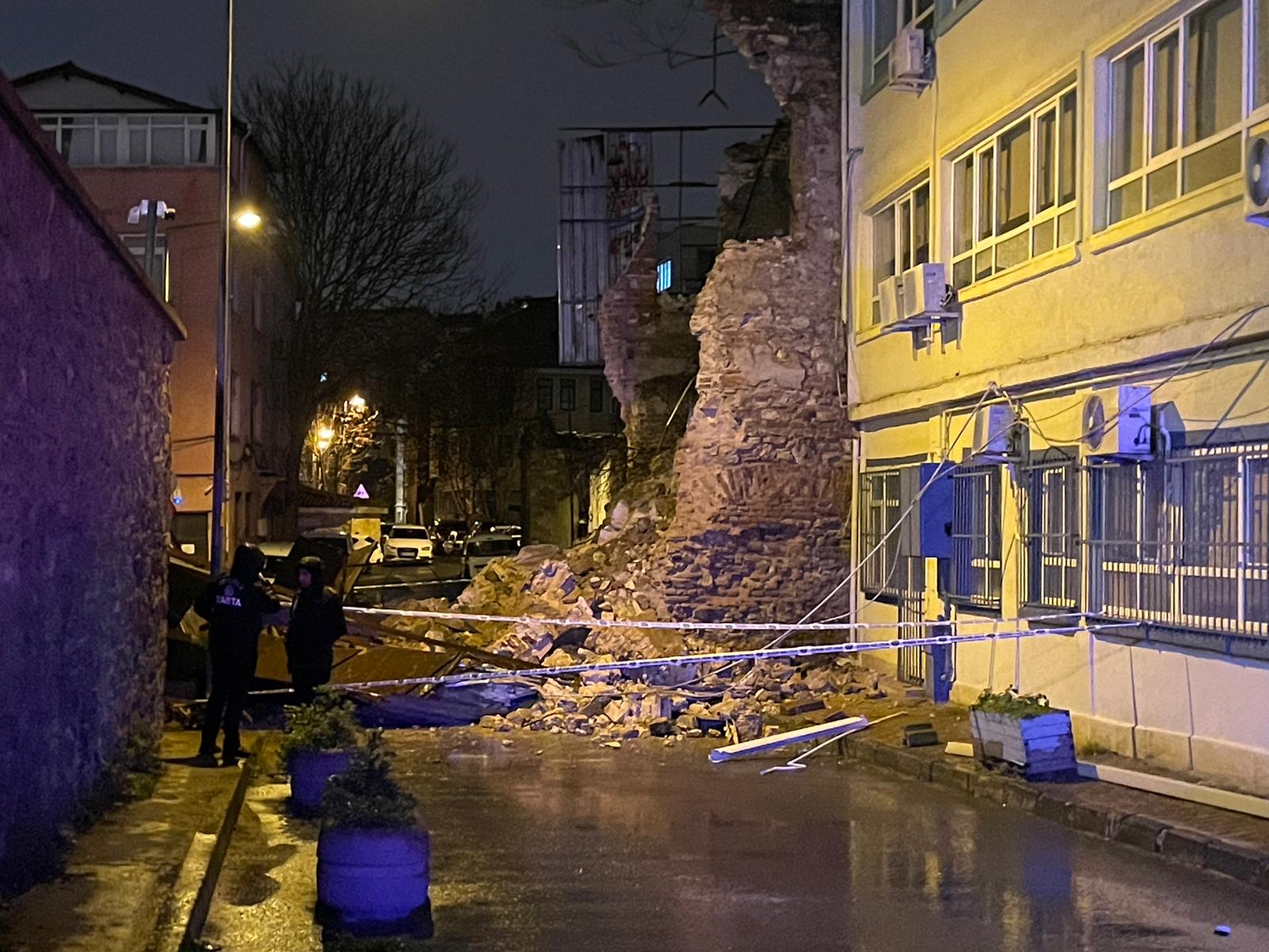 İstanbul Beyoğlu’nda gece saatlerinde metruk bir binanın duvarı büyük bir
