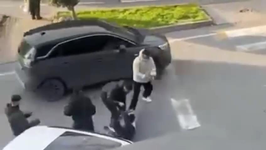 İstanbul Büyükçekmece’de bir kişiyi kovalayarak yakalayan ve yerlerde sürükleyerek darbeden