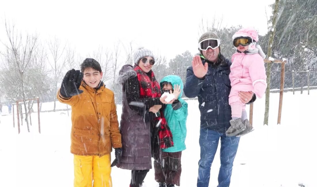 İstanbul’da gece saatlerinde başlayan ve aralıklarla devam eden kar yağışı,