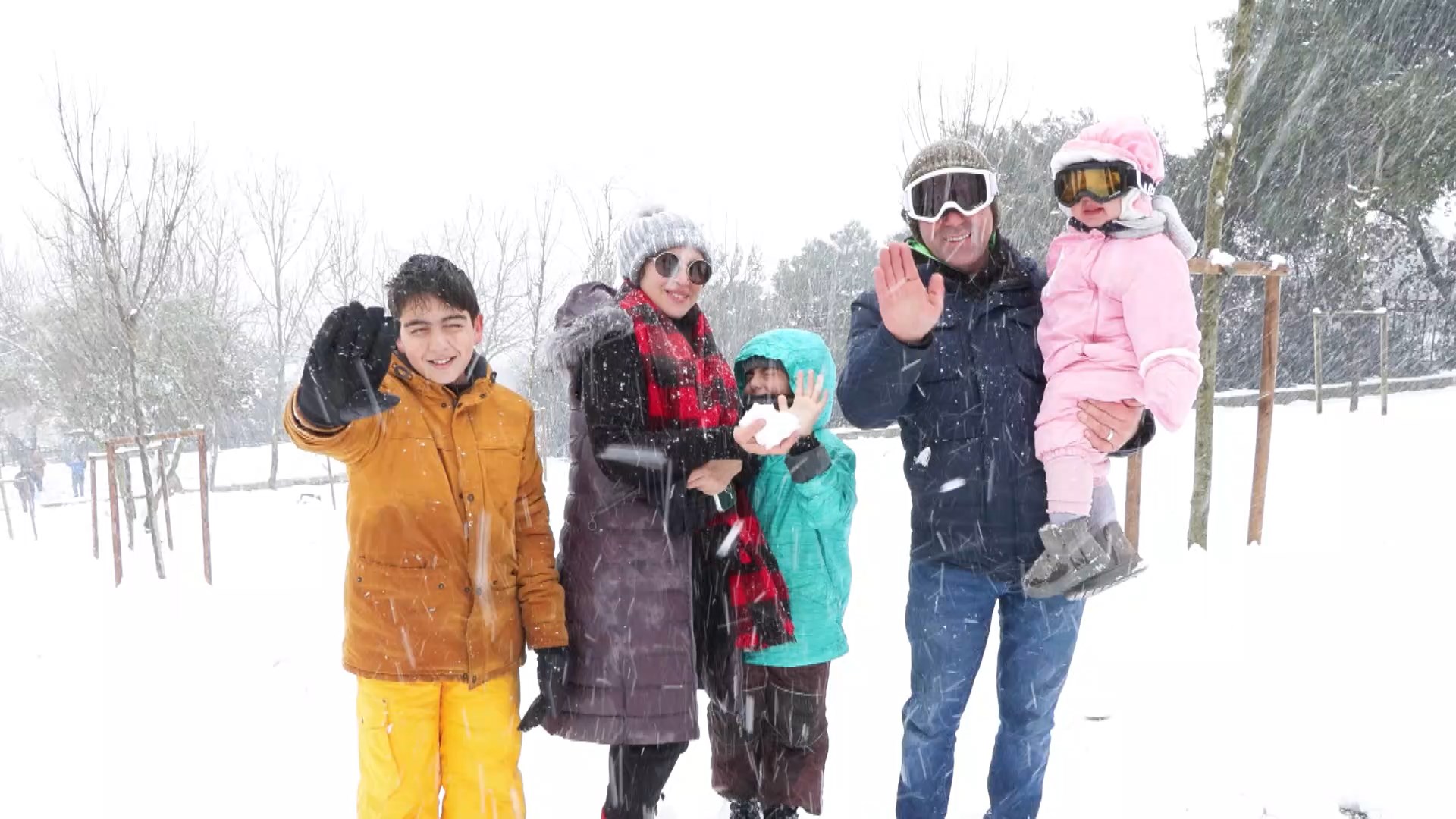 İstanbul’da gece saatlerinde başlayan ve aralıklarla devam eden kar yağışı,