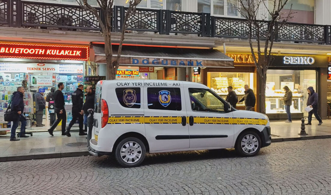İstanbul Eminönü’nde bulunan tarihi Doğubank iş hanında sabah saatlerinde hareketli