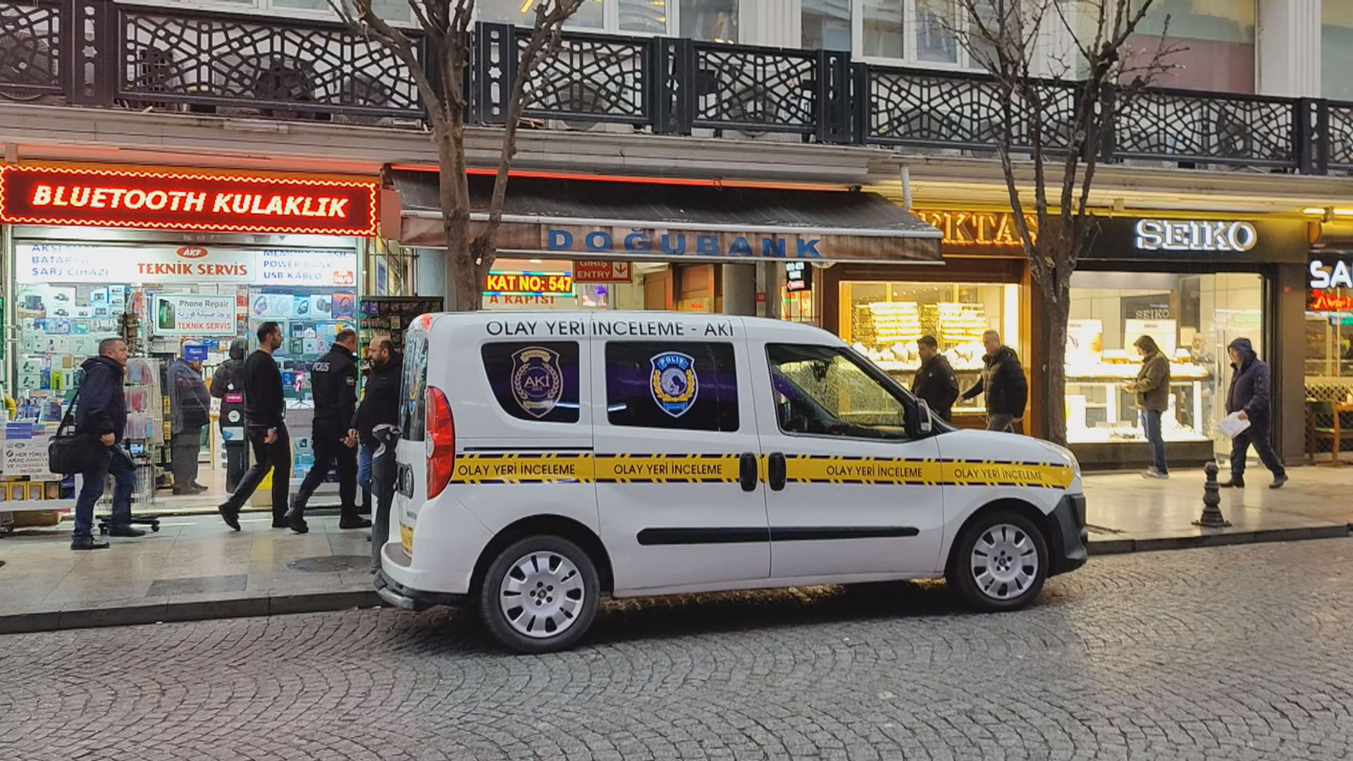 İstanbul Eminönü’nde bulunan tarihi Doğubank iş hanında sabah saatlerinde hareketli