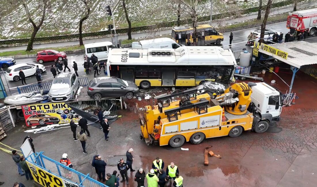 İstanbul Esenler’de kontrolden çıkan bir İETT otobüsü, yol kenarındaki otopark