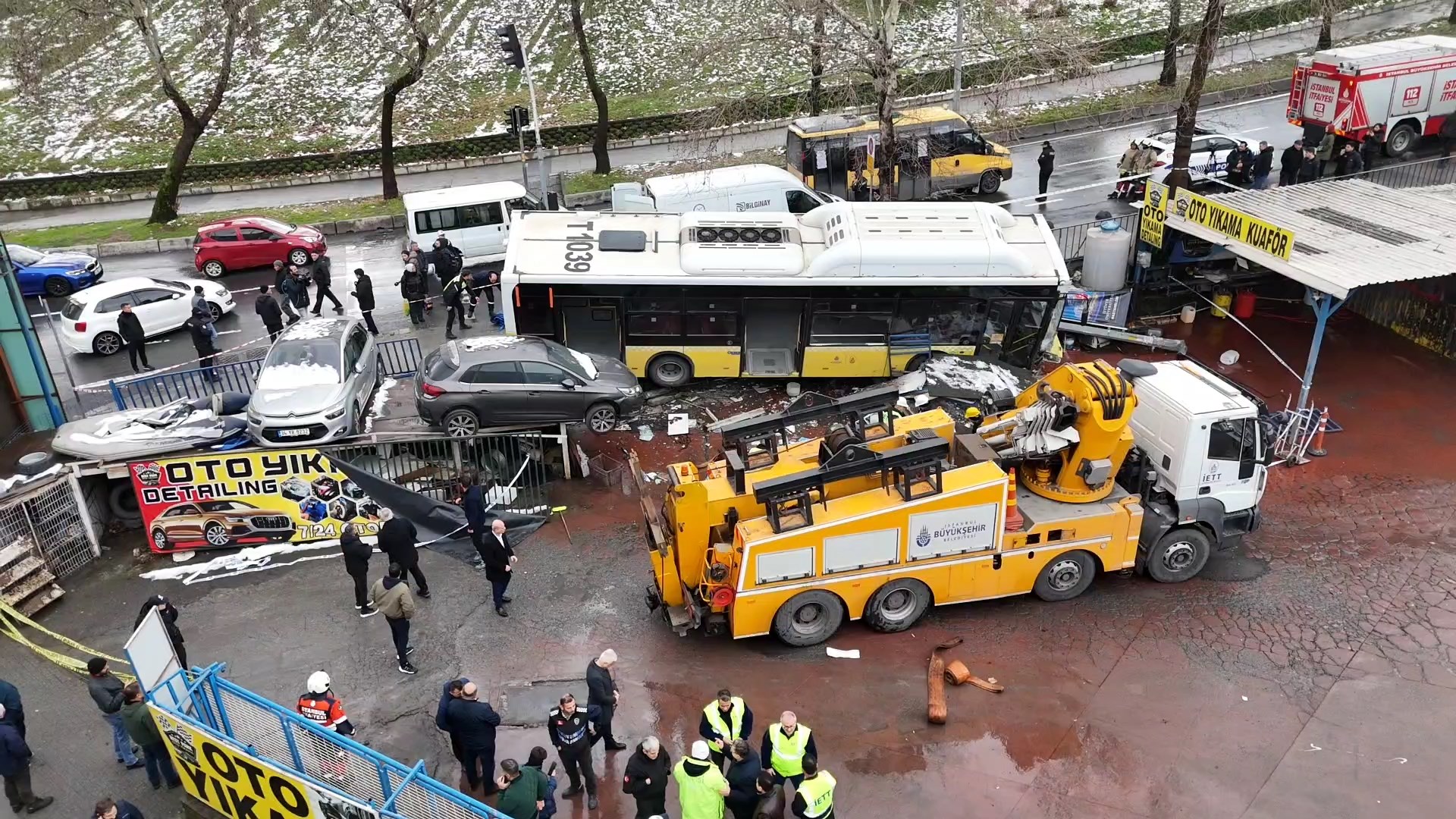 İstanbul Esenler’de kontrolden çıkan bir İETT otobüsü, yol kenarındaki otopark