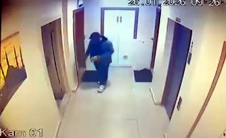 Esenyurt’ta bir siteye giren şahıs, daire kapısının önünde bulunan yardım