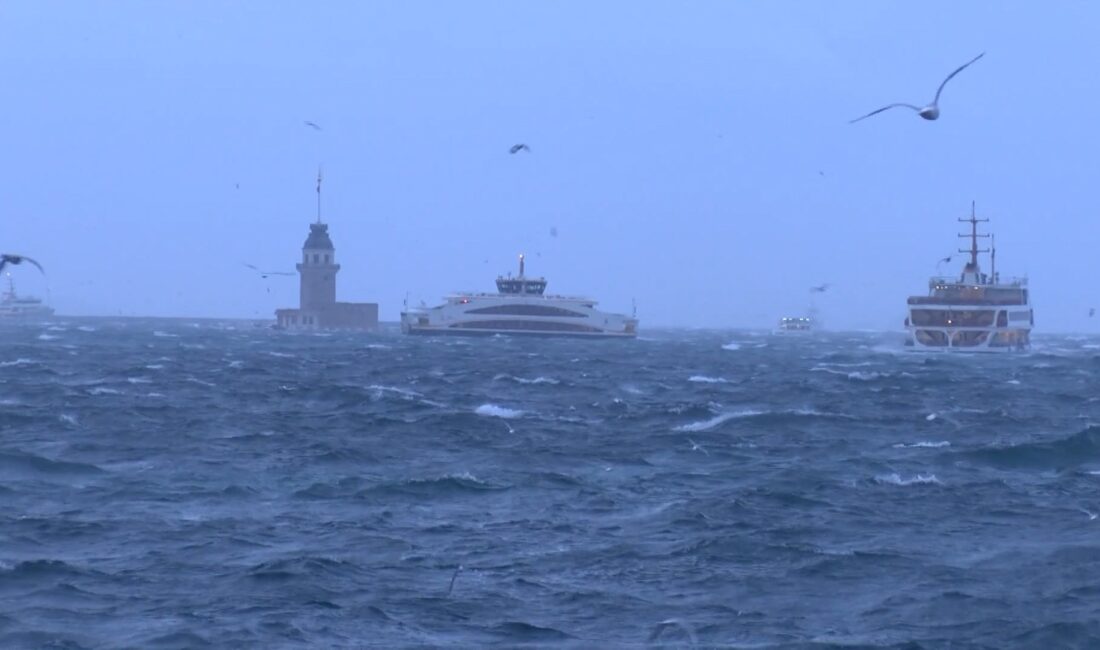 Meteoroloji Genel Müdürlüğü’nün uyarılarının ardından İstanbul güne şiddetli fırtınayla uyandı.