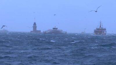 Meteoroloji Genel Müdürlüğü’nün uyarılarının ardından İstanbul güne şiddetli fırtınayla uyandı.