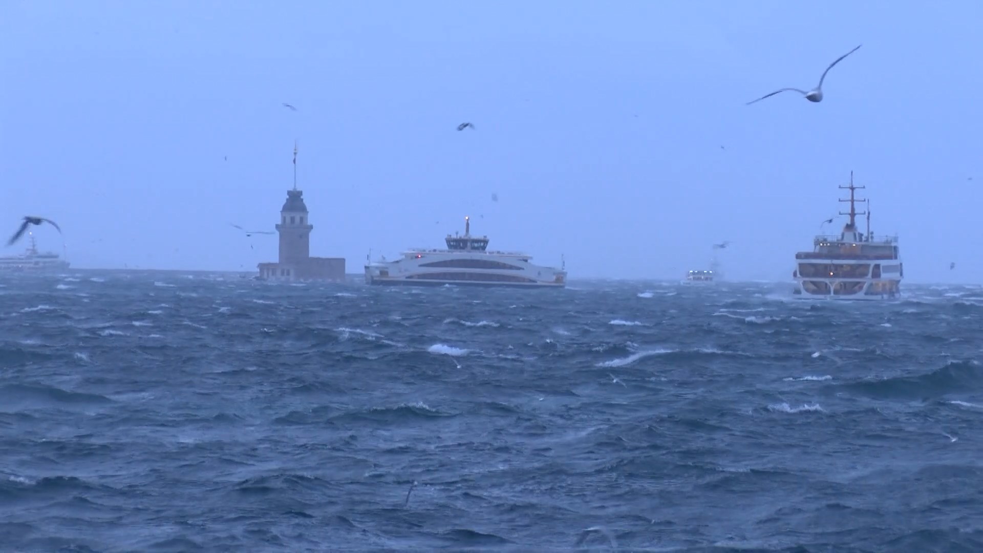 Meteoroloji Genel Müdürlüğü’nün uyarılarının ardından İstanbul güne şiddetli fırtınayla uyandı.
