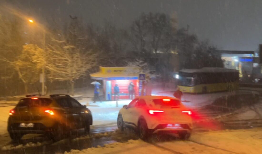 İstanbul’da gece saatlerinden itibaren etkili olan kar yağışı, sabah saatlerinde