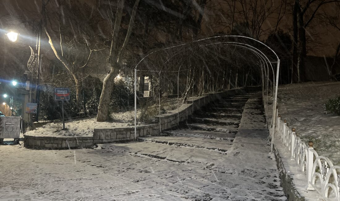 Meteoroloji Genel Müdürlüğü’nün uyarılarının ardından İstanbul’da dün başlayan kar yağışı,