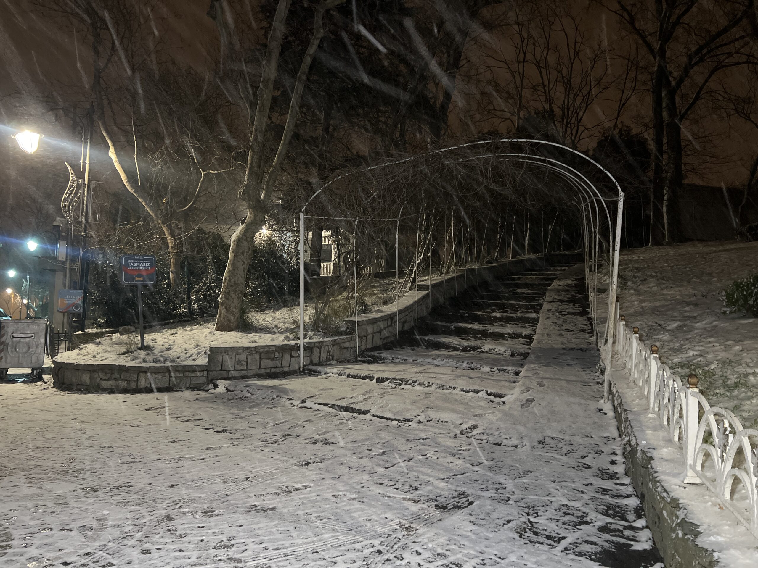 Meteoroloji Genel Müdürlüğü’nün uyarılarının ardından İstanbul’da dün başlayan kar yağışı,