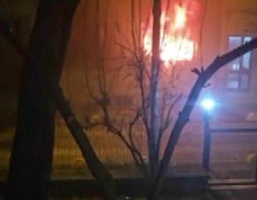 İstanbul Kadıköy’de 4 katlı bir binanın giriş katında çıkan yangında,