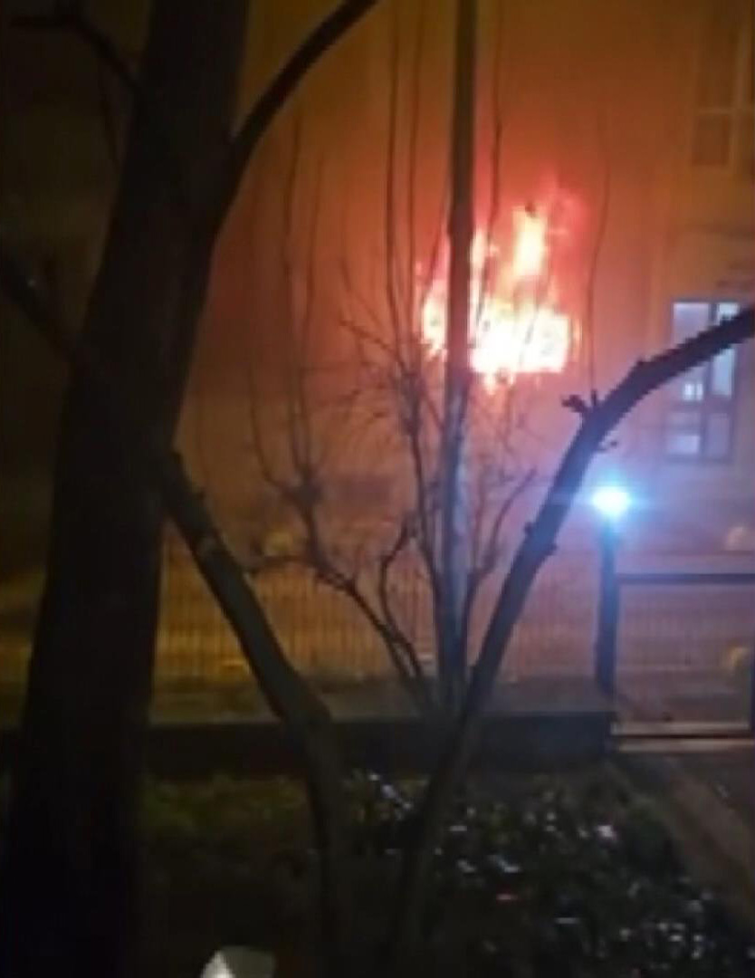 İstanbul Kadıköy’de 4 katlı bir binanın giriş katında çıkan yangında,