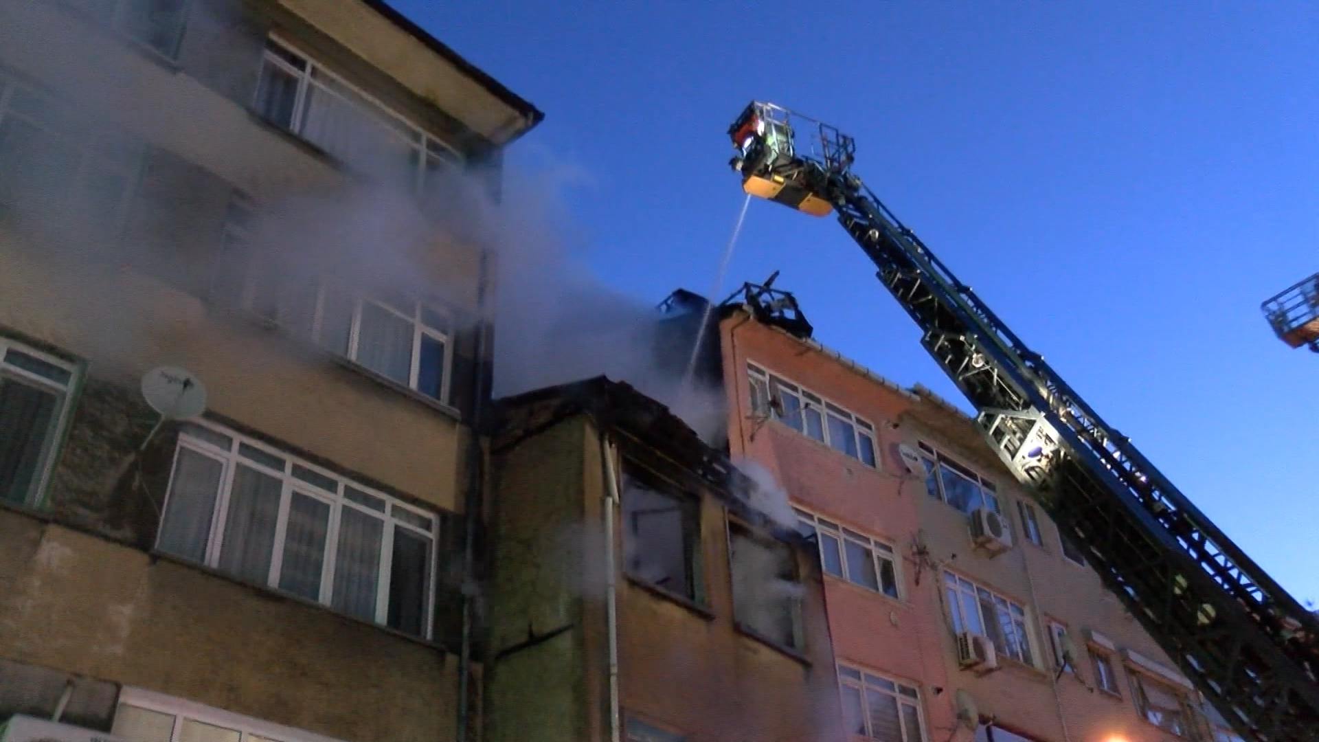 Osmanağa Mahallesi’nde Evsizlerin Kaldığı 3 Katlı Binada Çıkan Yangın Korku