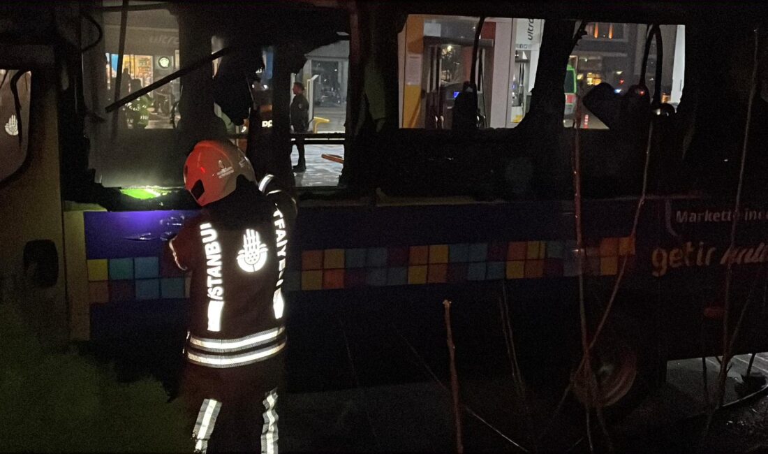 İstanbul Kağıthane’de bir akaryakıt istasyonunda park halindeyken yanmaya başlayan iki