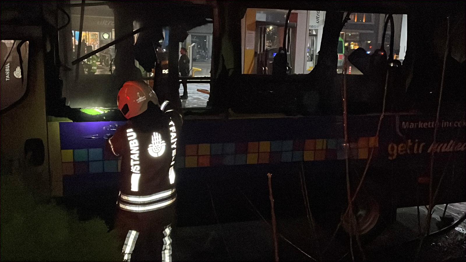 İstanbul Kağıthane’de bir akaryakıt istasyonunda park halindeyken yanmaya başlayan iki