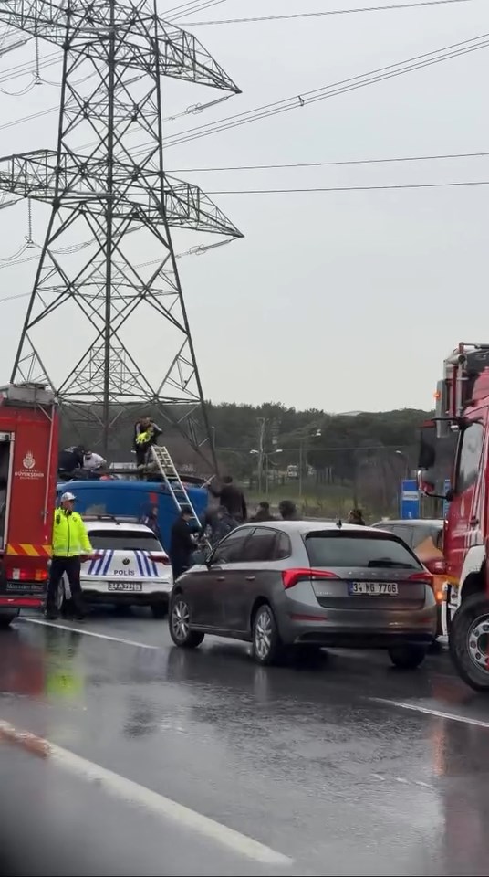 İstanbul Kağıthane’de İl Jandarma Komutanlığı’na ait mahkûm nakil aracının devrilmesi