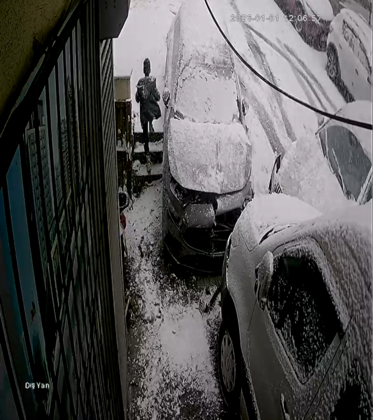 Yokuş Aşağı Kayan Araç 5 Otomobile Çarparak Durabildi, Bir Çocuk