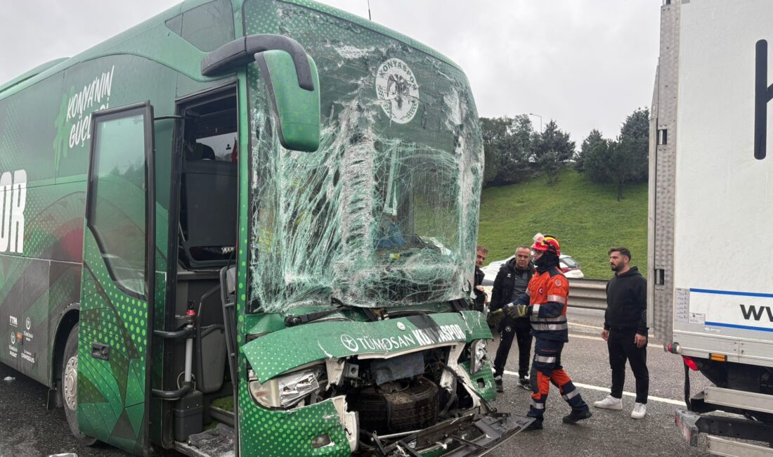 Konyaspor U19 futbol takımını taşıyan kulüp otobüsü, İstanbul TEM Otoyolu’nda