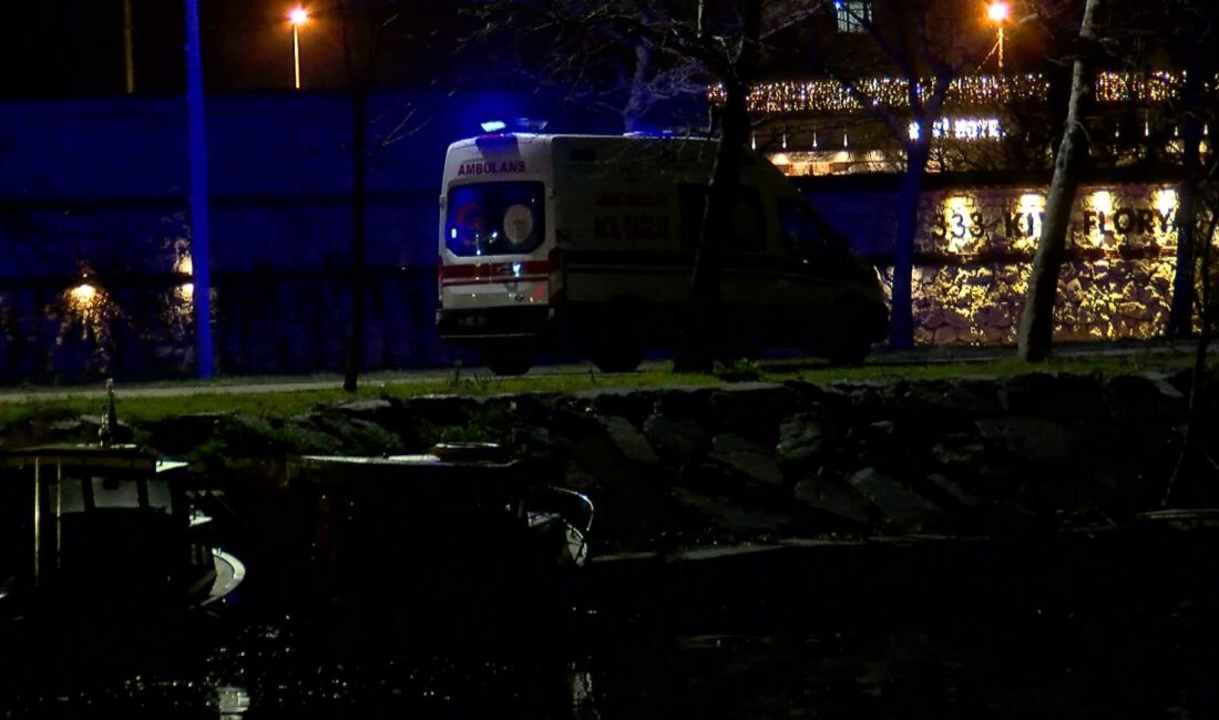 İstanbul Küçükçekmece’deki Menekşe Sahili’nde iskeleye bağlı bulunan bir teknede çıkan