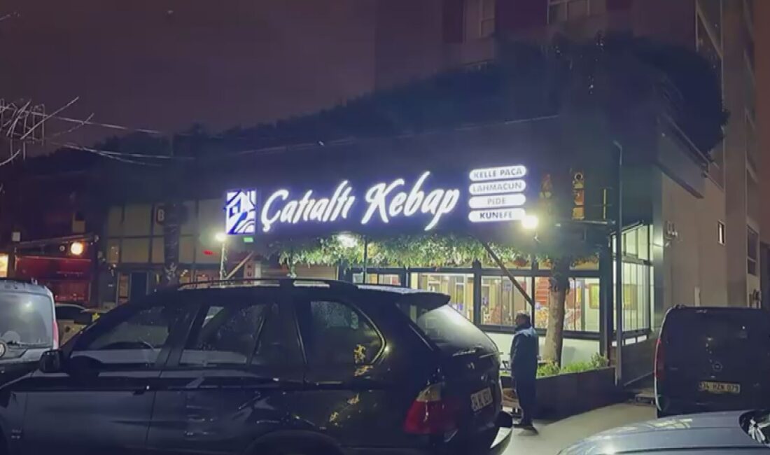 Küçükçekmece’de motosikletli bir saldırgan, içerisinde müşterilerin bulunduğu bir kebapçı dükkanına