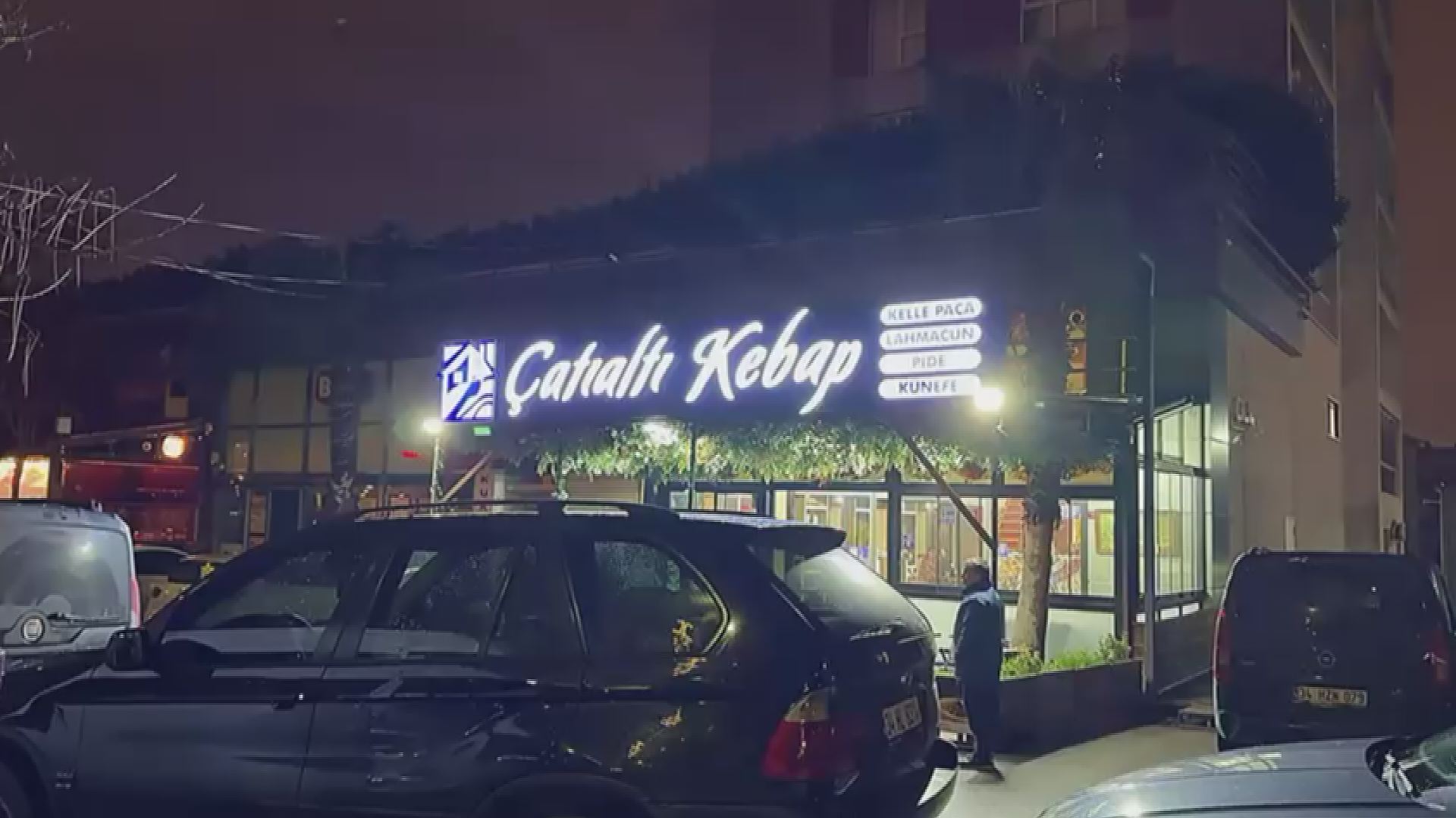 Küçükçekmece’de motosikletli bir saldırgan, içerisinde müşterilerin bulunduğu bir kebapçı dükkanına