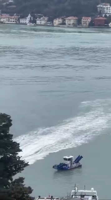 İstanbul Beşiktaş Kuruçeşme açıklarında deniz temizliği yapan ekipler, üzerinde yüzücü