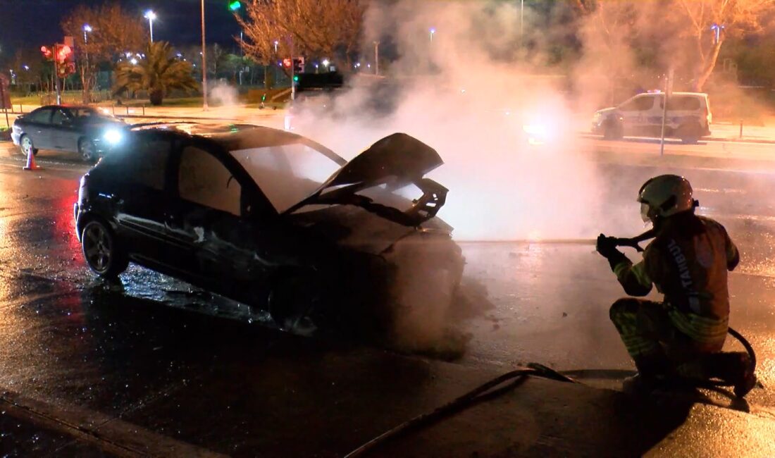 İstanbul Maltepe’de seyir halindeyken yanmaya başlayan otomobil, itfaiye ekiplerinin müdahalesiyle