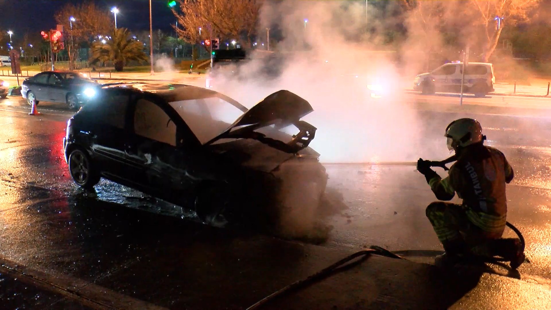 İstanbul Maltepe’de seyir halindeyken yanmaya başlayan otomobil, itfaiye ekiplerinin müdahalesiyle