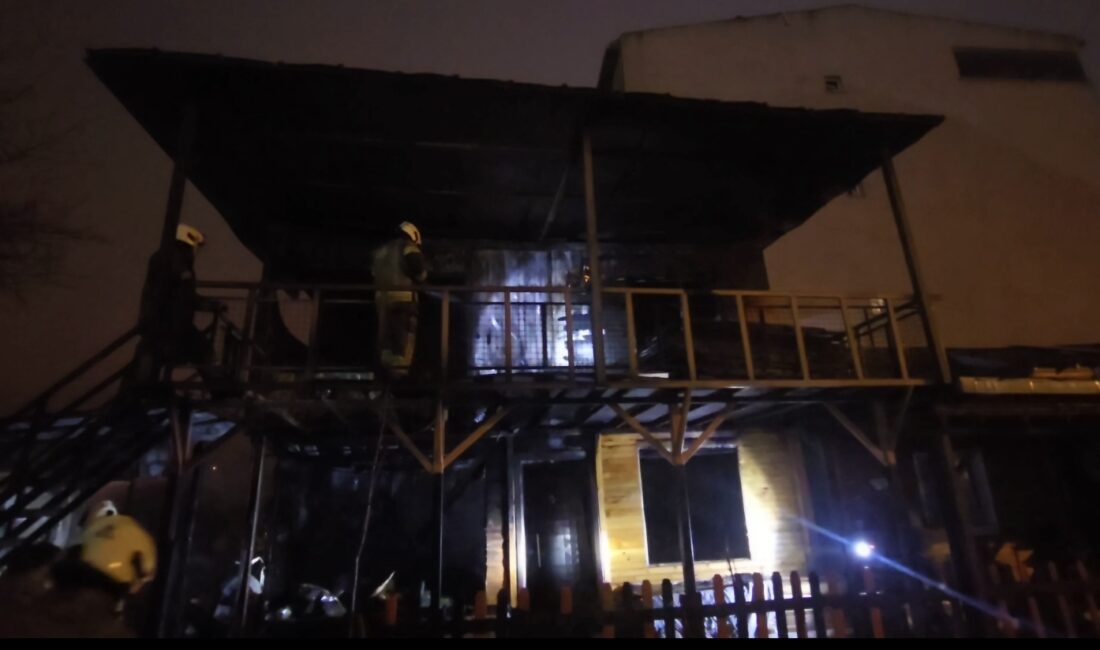 İstanbul Sancaktepe’de sabah saatlerinde çıkan yangında, iki katlı ahşap bir