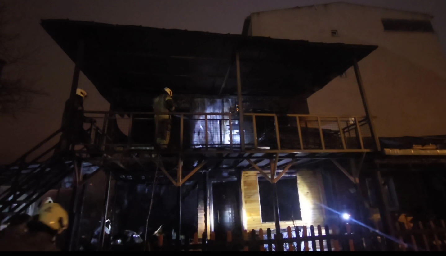 İstanbul Sancaktepe’de sabah saatlerinde çıkan yangında, iki katlı ahşap bir