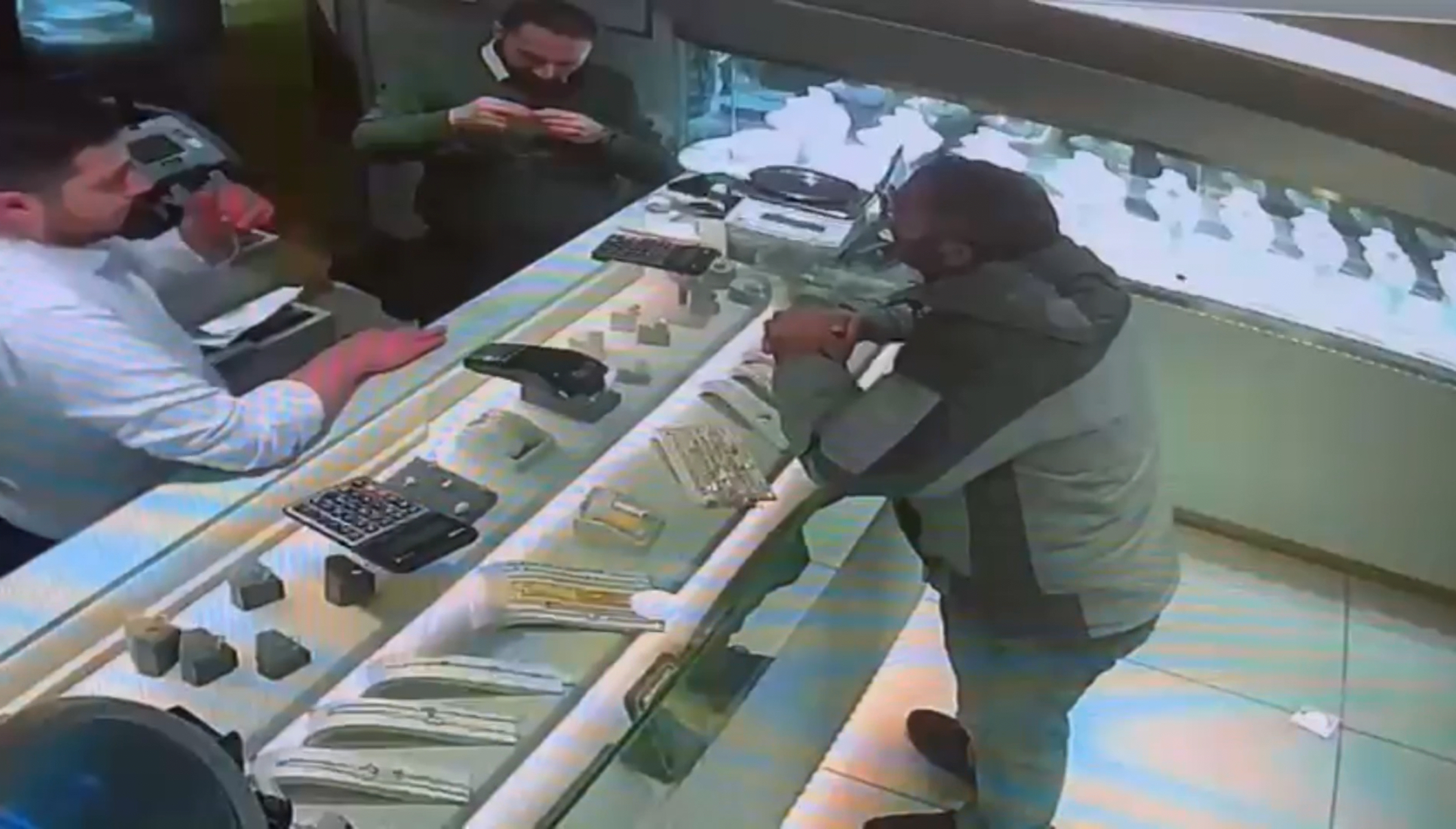 Sarıyer’de bir kuyumcuyu sahte altın kolyeyle 112 bin lira dolandıran